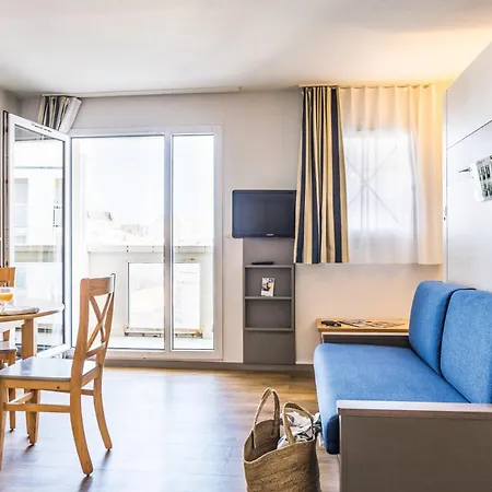 Pierre & La Baie Des Sables