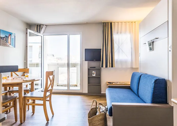 Pierre & La Baie Des Sables